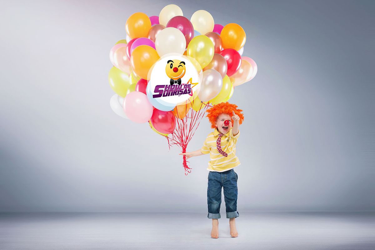Niño con peluca naranja y nariz roja sosteniendo un ramo de globos con el logo de Show de Sonrisas